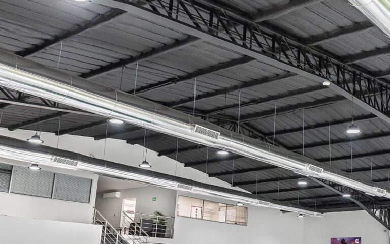 Iluminación de galpones con luces LED