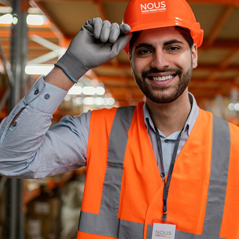 Un hombre de Nous Constructora Eléctrica que llevaba un chaleco de seguridad naranja en un almacén