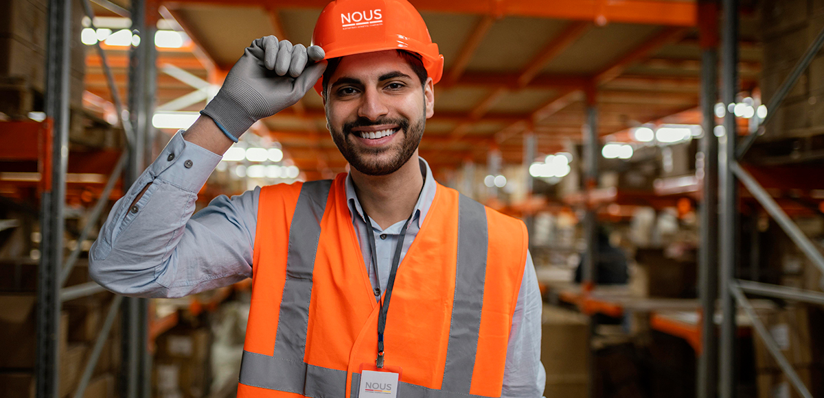 Hombre sonriente con chaleco naranja y casco de seguridad de una empresa líder en EPC Soluciones eléctricas personalizadas