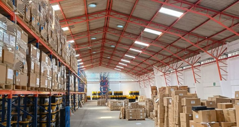 Sistema eléctrico e iluminación de bodega industrial Casa del Rulimán