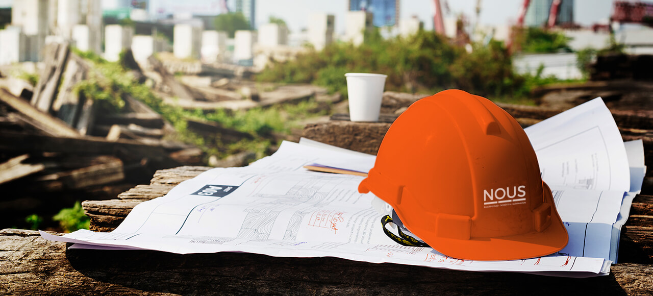 Protección en el trabajo: casco y gafas sobre pape.