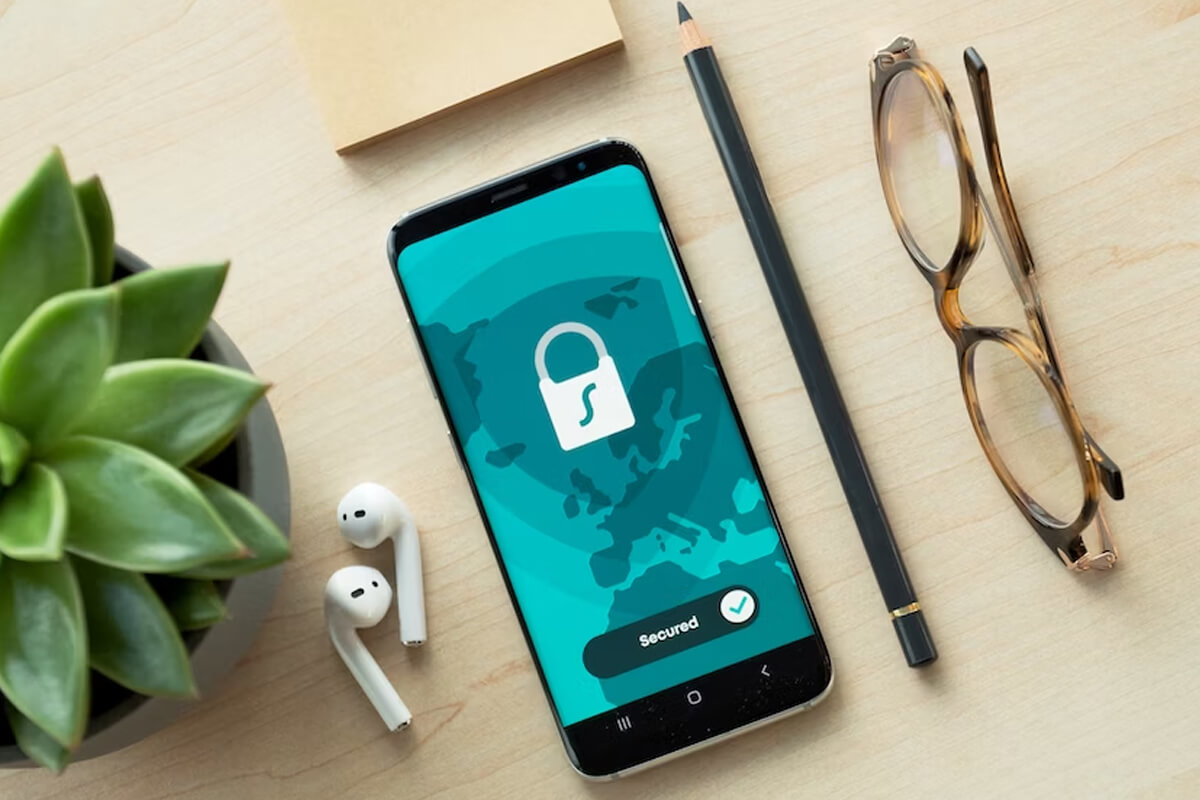 Cómo proteger tus datos en un smartphone: activa el bloqueo de pantalla, utiliza contraseñas seguras y evita descargar aplicaciones sospechosas.