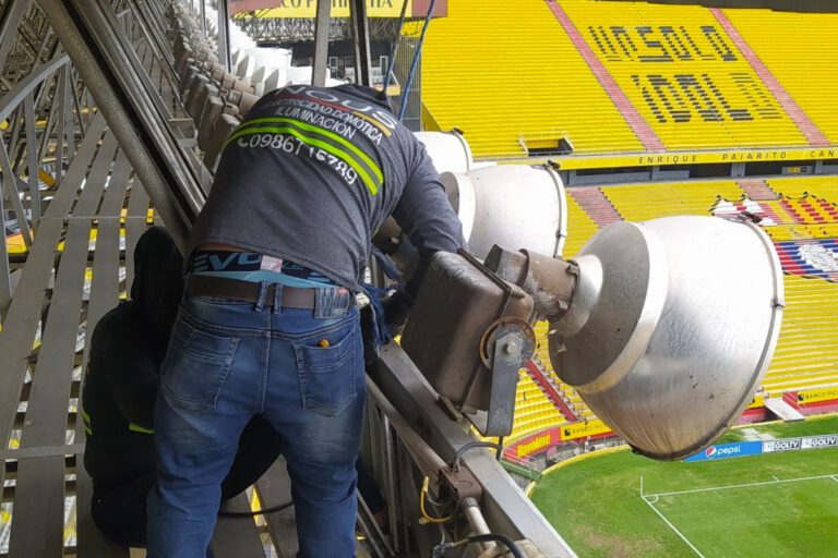 Hombre trabajando en luminaria del Estadio Monumental de Barcelona Sporting Club con contrato de Facility Management de Nousec