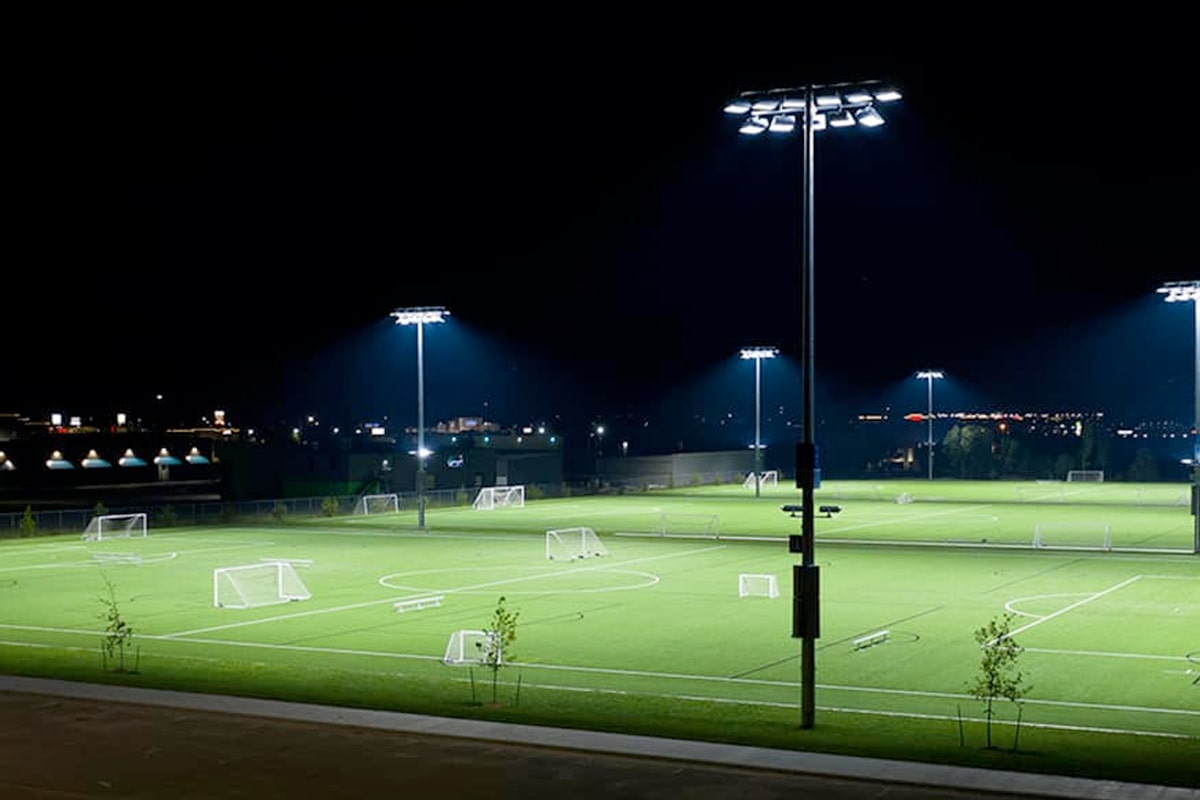 Imagen nocturna de un campo de fútbol iluminado con luces LED.