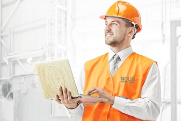 Persona con chaleco naranja y ordenador portátil.