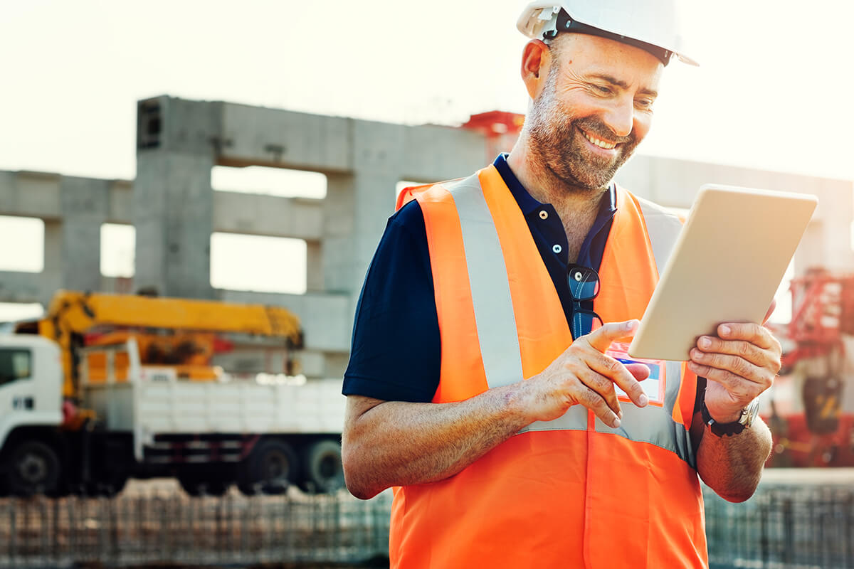 Persona con chaleco naranja y tableta electrónica formulario de contacto