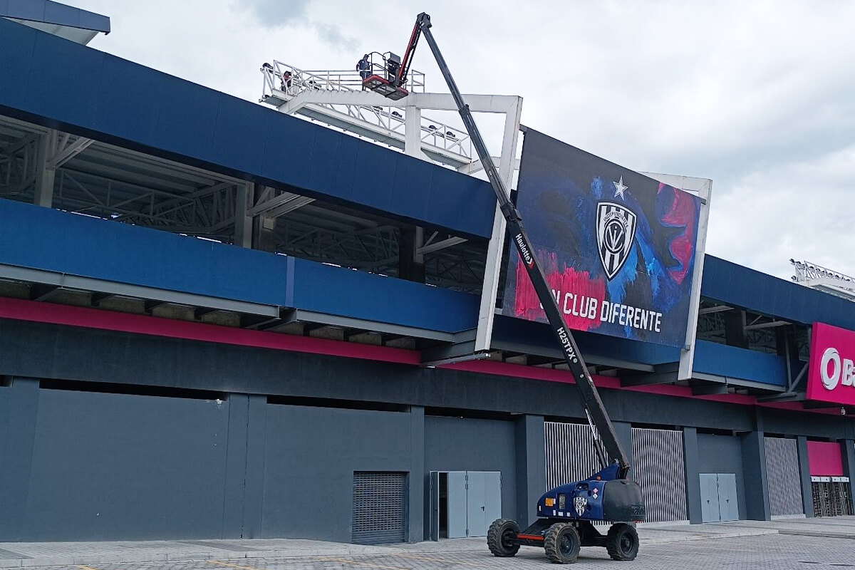 montaje de sistemas eléctricos de luminaria para estadio IDV