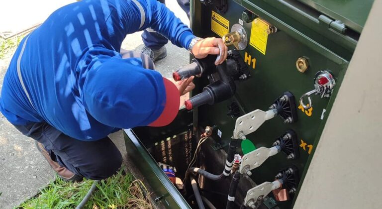 Suministro, montaje y conexión de transformador en la Rinconada del lago.