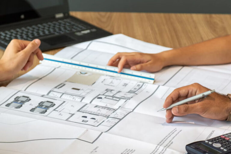 Dos personas trabajando en la ingeniería, diseño y construcción eléctrica profesional