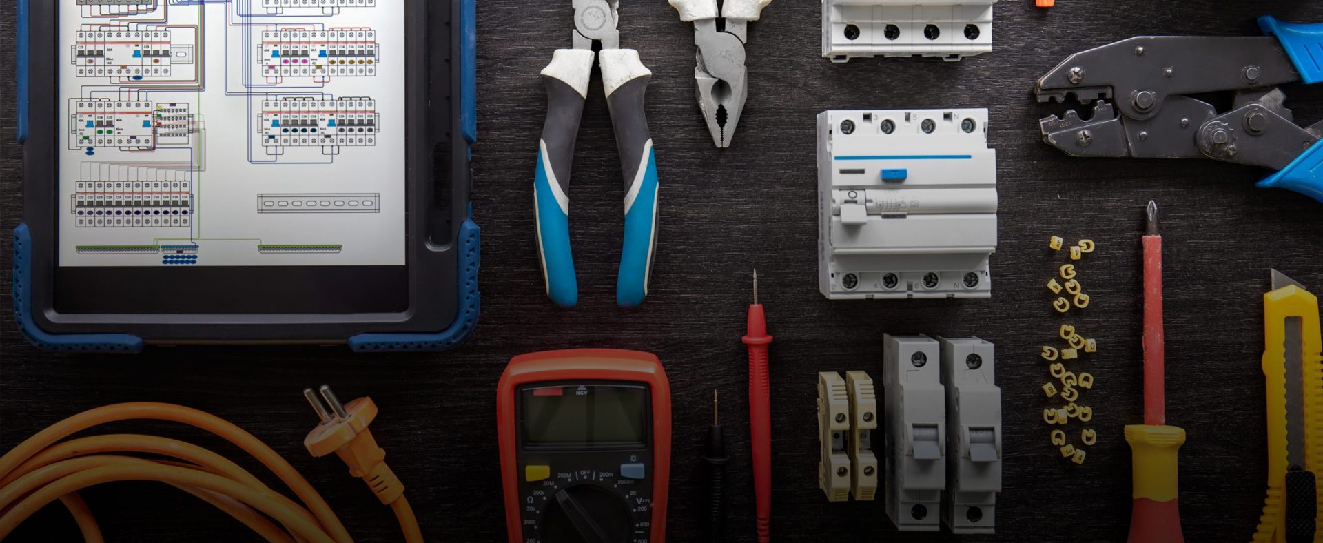 Herramientas eléctricas y equipo en una mesa para trabajos de electricidad.